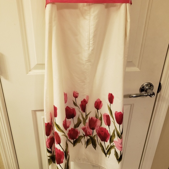 Lovely Dress White with Tulips on bottom Size 22 - Picture 2 of 7